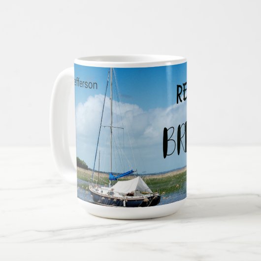 ブルーの空の帆船と海のカスタムデザイン コーヒーマグカップ (正面左)