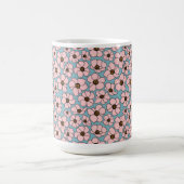 ブルーの背景にピンクの花 コーヒーマグカップ (中央)