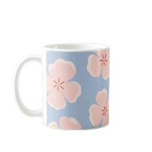ブルーの背景の淡いピンクの花柄カップ
