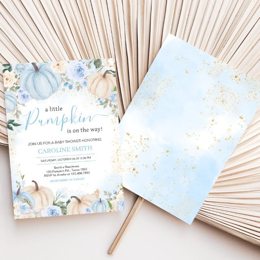 ブルーの花と緑の葉に囲まれた小さなかぼちゃのベイビーシャワー 招待状