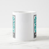 ブルーの花のイニシャルと名前のカスタマイズ ジャンボコーヒーマグカップ (正面)