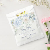 ブルーの花を飾ったハイドレンジアのウェディングスイーツ フェイバーバッグ (封をした状態)