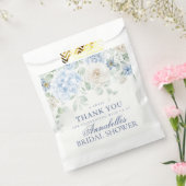 ブルーの花を飾ったハイドレンジアのウェディングスイーツ フェイバーバッグ (封をした状態)