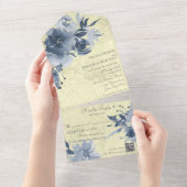 ブルーの花柄が入った、ダメージ加工された淡い黄色の生地にQRコード オールインワン招待状 (貼ってはがせる)