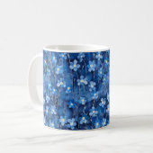 ブルーの花柄デザインが全面に広がる コーヒーマグカップ (正面左)