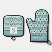 ブルーの花柄モノグラムのホワイトポインセチア 鍋つかみ&鍋敷きセット (正面)