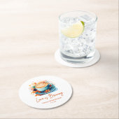 ブルーの花柄ラブがコーヒーをブレンドする ブライダルシャワー ラウンドペーパーコースター (インサイチュ)