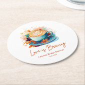 ブルーの花柄ラブがコーヒーをブレンドする ブライダルシャワー ラウンドペーパーコースター (アングル)