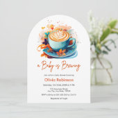 ブルーの花柄 赤ちゃんがコーヒーを淹れている ベビーシャワー 招待状 (スタンド正面)