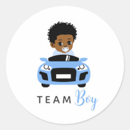 ブルーの車に乗った少年のベビーシャワーステッカー（男の子お披露目用） ラウンドシール