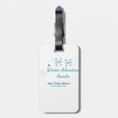 ブルーの雪の結晶の冬の冒険が待つベビーシャワー ラゲッジタグ (裏面縦)