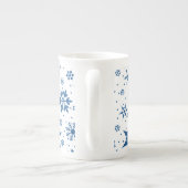 ブルーの雪の結晶パターン ボーンチャイナマグカップ (裏面)