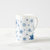 ブルーの雪の結晶パターン ボーンチャイナマグカップ (正面右)