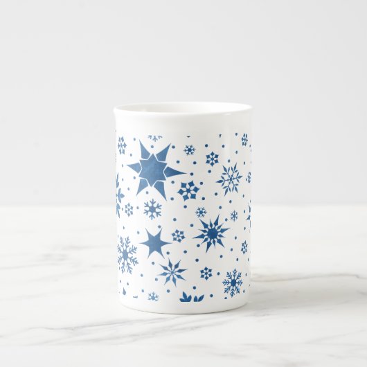 ブルーの雪の結晶パターン ボーンチャイナマグカップ (正面)