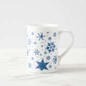 ブルーの雪の結晶パターン ボーンチャイナマグカップ (右)