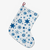 ブルーの雪の結晶パターン ラージクリスマスストッキング (正面 (吊り時))