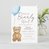 ブルーの「We Can Bearly Wait」男の子ベビーシャワー 招待状 (スタンド正面)