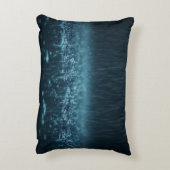 ブルーアイアートと雨の日にかわいい小さな犬 アクセントクッション (裏面(縦))