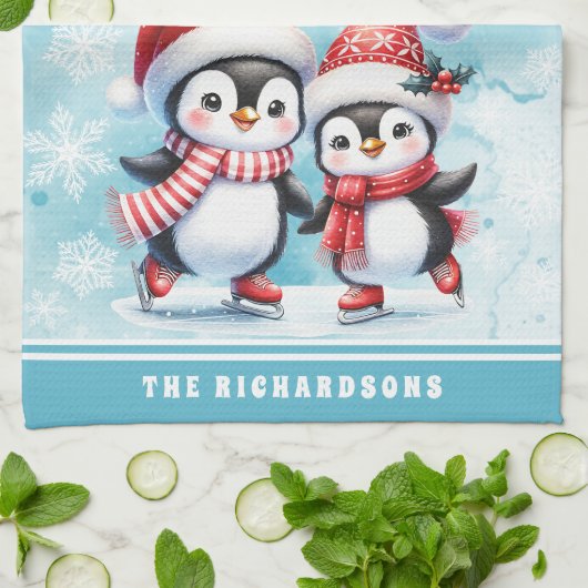 ブルーアイスエレガントスケートで滑るペンギンファミリークリスマス キッチンタオル (折り畳み)