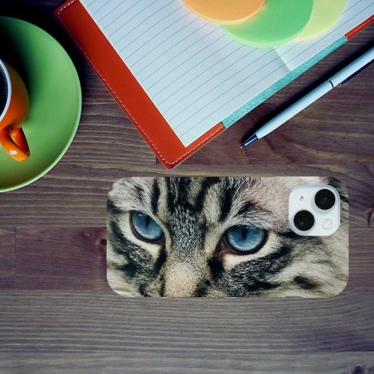 ブルーアイズがクローズアップされたタビー猫 Case-Mate iPhoneケース