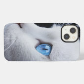ブルーアイズの愛らしい白猫 – iPhone 13 カバー (裏面横)
