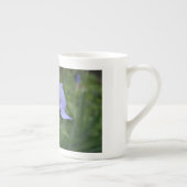 ブルーアイリスかわいらしボーン中国マグカップ ボーンチャイナマグカップ (右)