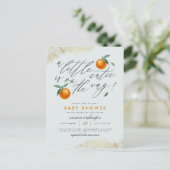 ブルーアモダンリトルかわいこちゃんオレンジ色の赤ちゃんシャワー インビテーションポストカード (スタンド正面)