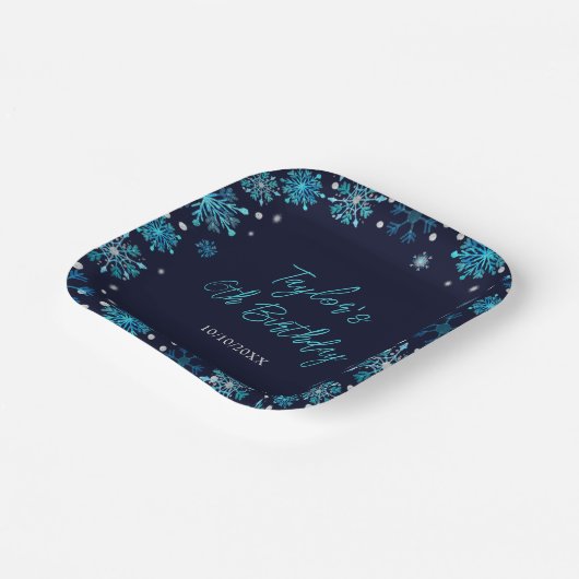 ブルーアンドシルバー雪の結晶バースデーパーティー ペーパープレート (傾斜あり)