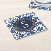 ブルーアンドホワイトのシノワズリーフラワーモノグラム スクエアペーパーコースター (アングル)