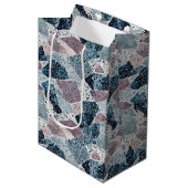 ブルーアンドマウヴ抽象芸術テラッツォデザイン ミディアムペーパーバッグ (正面アングル)