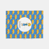 ブルーイエローダンプトラックボーイ建築ワーカー フリースブランケット (正面(横))