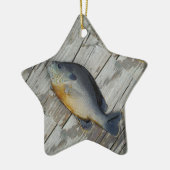 ブルーイエローパープルティール(緑がかった色)、ブルーギルの魚オン波止場 セラミックオーナメント (左)