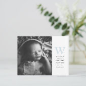 ブルーイニシャルシンプル生誕発表葉書 案内ポストカード (スタンド正面)