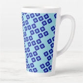 ブルーイブライトアイ4枚の花びらフローラアミュレットパターン カフェラテマグ (右)