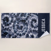 ブルーインディゴシボリ絞り染めパーソナライズされたネーム ビーチタオル (正面)