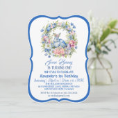 ブルーイースターバニーピンクフローラリース1st誕生日 招待状 (スタンド正面)