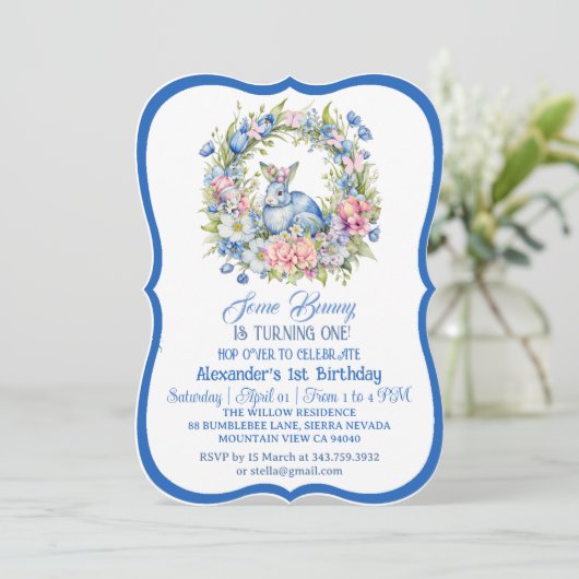 ブルーイースターバニーピンクフローラリース1st誕生日 招待状 (スタンド正面)