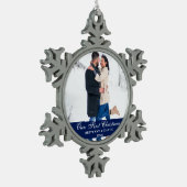 ブルーウアー初めてのクリスマスカップル写真 スノーフレークピューターオーナメント (左)