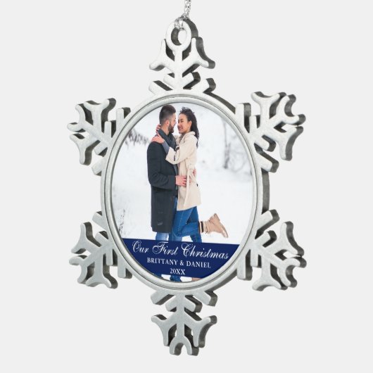 ブルーウアー初めてのクリスマスカップル写真 スノーフレークピューターオーナメント (右)