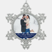 ブルーウアー初めてのクリスマスカップル写真 スノーフレークピューターオーナメント (正面)