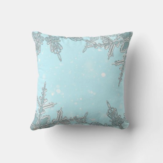 ブルーウィンターワンダーランドエレガントスノーフレークかわいらし クッション (裏面)