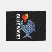 ブルーウェーブ2024大おもしろい魚食べ小魚の洞 フリースブランケット (正面(横))