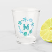 ブルーウォーターカラーシーシェルとヒトデのモノグラム ショットグラス (正面)
