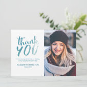 ブルーウォーターモダンカラースクリプトGrad Thank You Photo サンキューカード (スタンド正面)