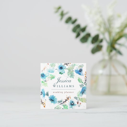 ブルーウォーター色フローラリース名刺 スクエア名刺 (スタンド正面)