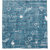 ブルーウォールに白い落書きモダン文字アート シャワーカーテン (正面)