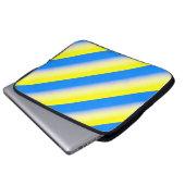 ブルーウクライナインスパイア平和アンチ戦争 ラップトップスリーブ (正面下部)