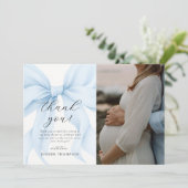 ブルーエレガントコケット弓女の子ベビーシャワー写真 サンキューカード (スタンド正面)