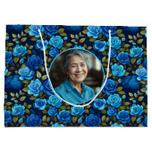 ブルーエレガントバラフローラルパターンモノグラーム写真 ラージペーパーバッグ (裏面)