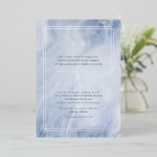 ブルーオパール結婚モノグラム銀 箔招待状 (立ち正面)